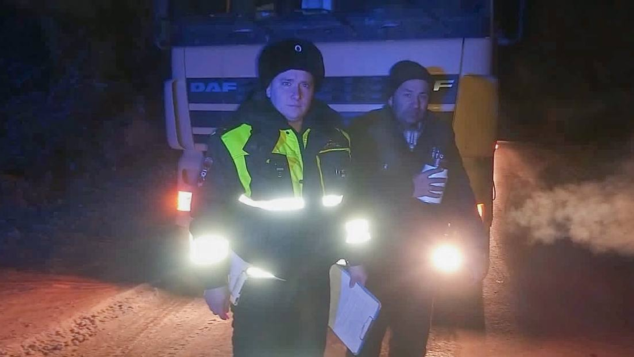 Полицейские спасли замерзающего на трассе ХМАО дальнобойщика