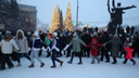 Новосибирцы с заячьими ушами на головах собрались в центре города — фото с площади Ленина
