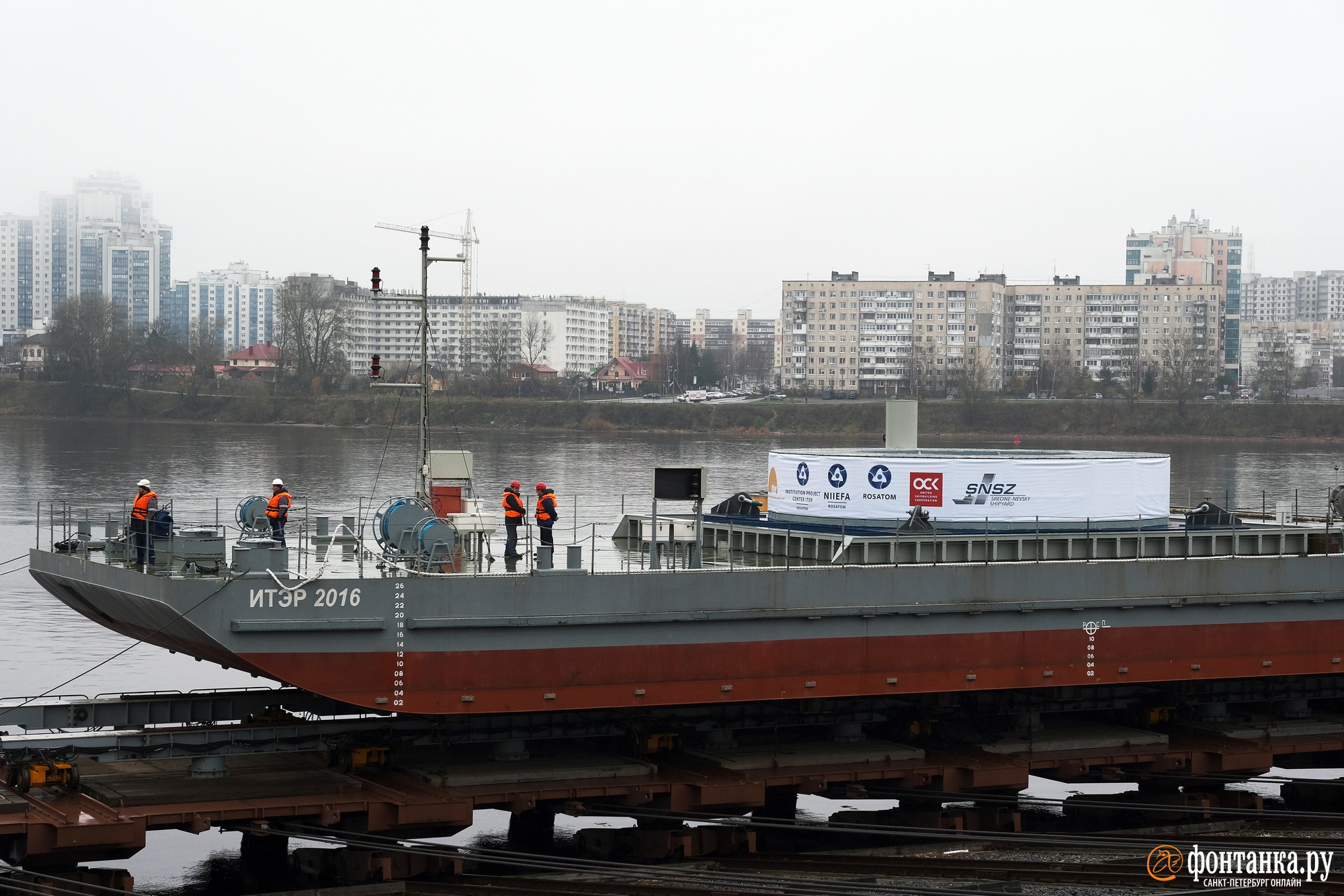 Гигантская катушка для термоядерного реактора уплывает из Петербурга