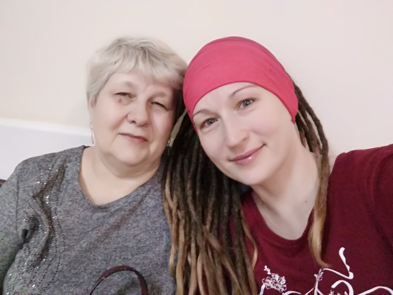 Анна запечатлела момент, когда мама встретила ее с первой химиотерапии