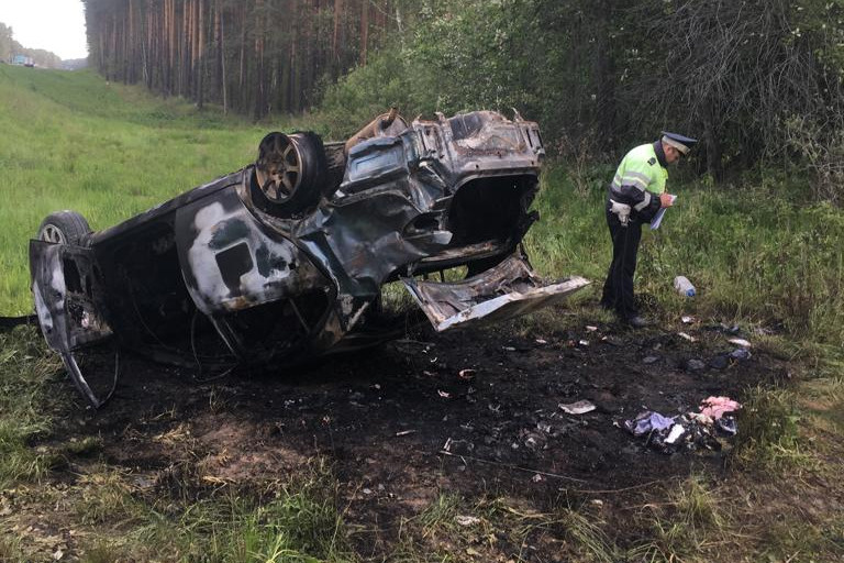 Автомобиль перевернулся и загорелся Автомобиль перевернулся и загорелся