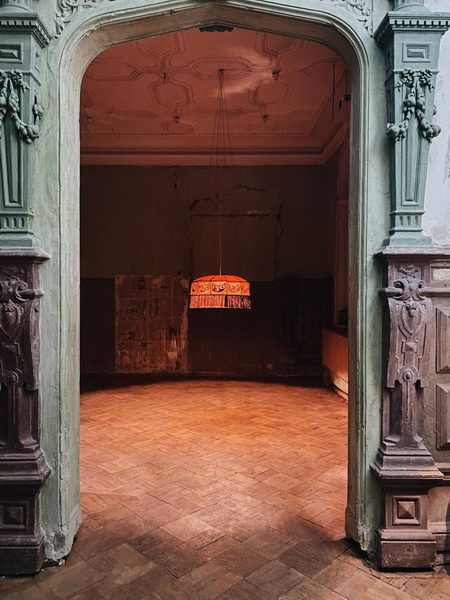 В «Полторы комнаты» вернулся абажур семьи Бродских — его реставрировали в Русском музее