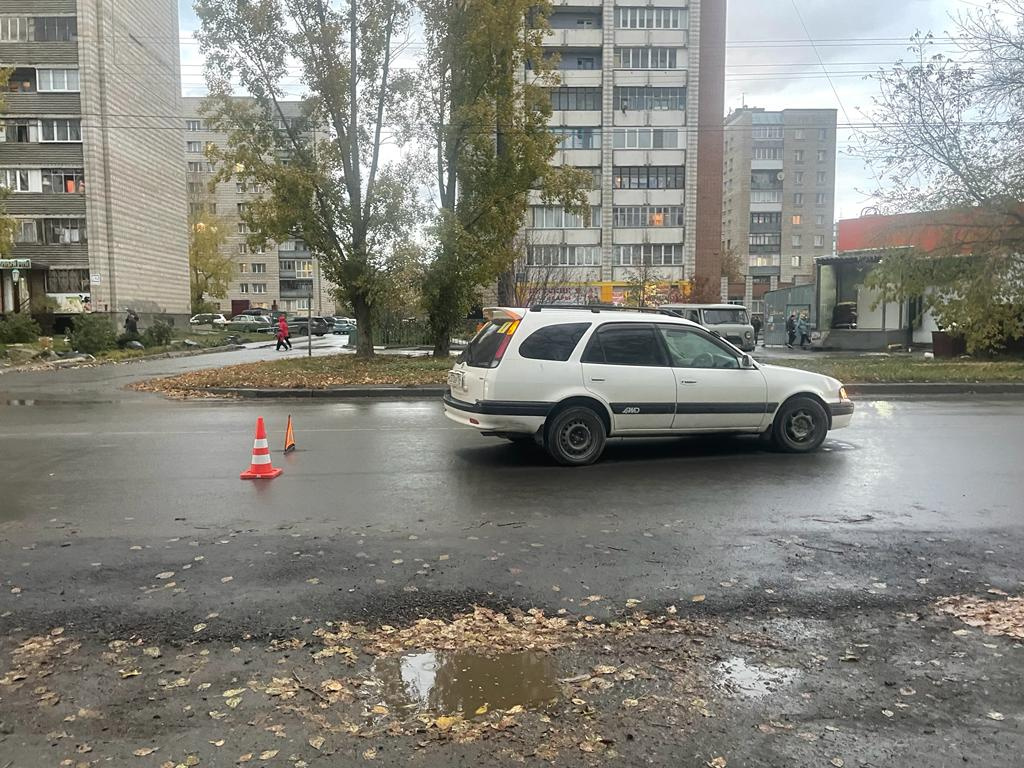 Перебегавший дорогу в неположенном месте ребенок оказался под колесами Toyota Sprinter Carib