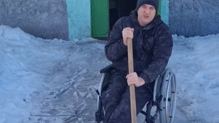 «Почему я за вас должен работать?!» видеообращение инвалида, который на коляске чистит двор от снега и льда в Уфе