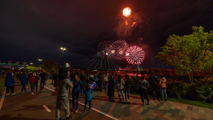 В Красноярске запустили эффектный фейерверк на День города: публикуем самые яркие кадры