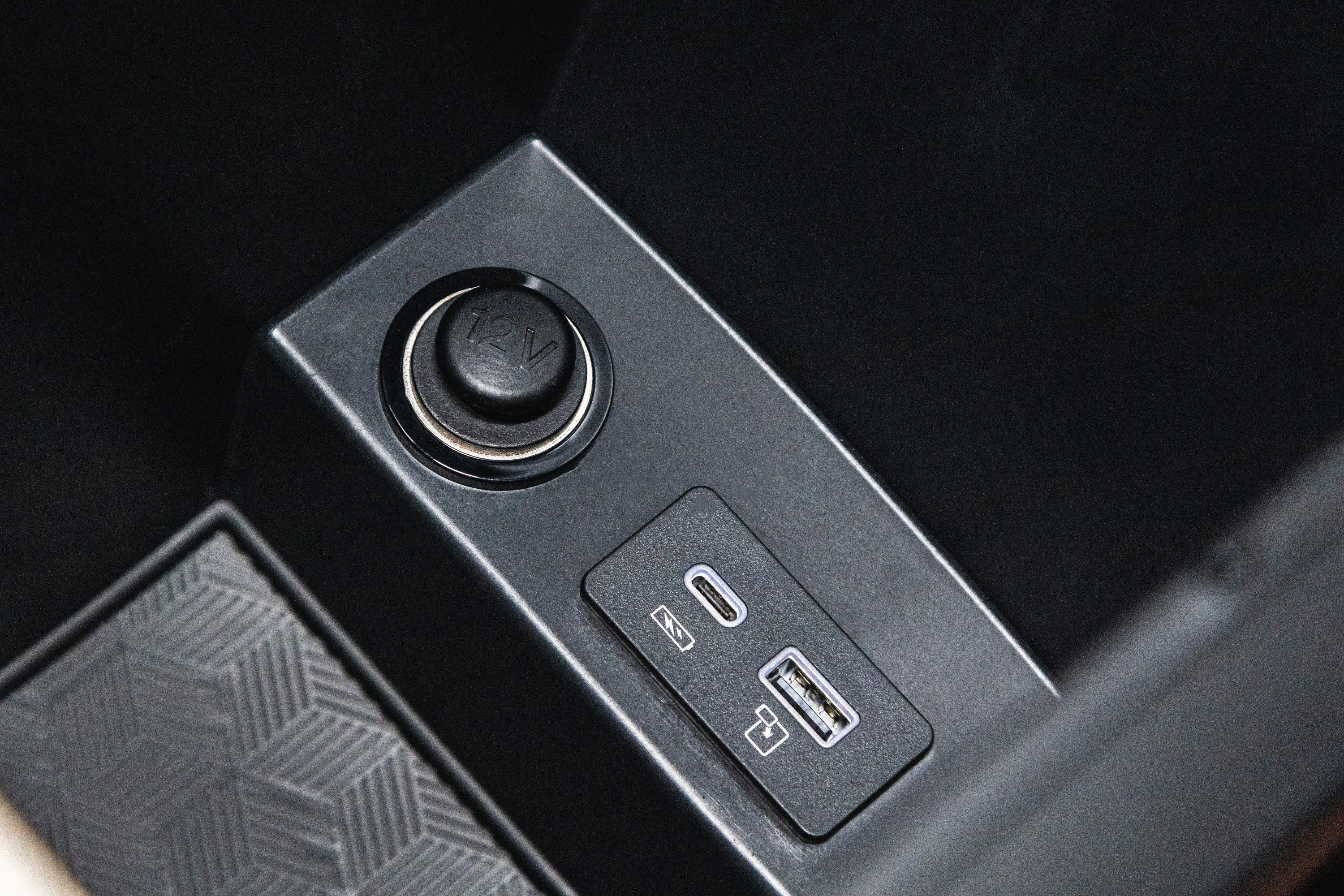 В салоне автомобиля есть 4 USB-разъема (Type A + Type C на первом ряду)