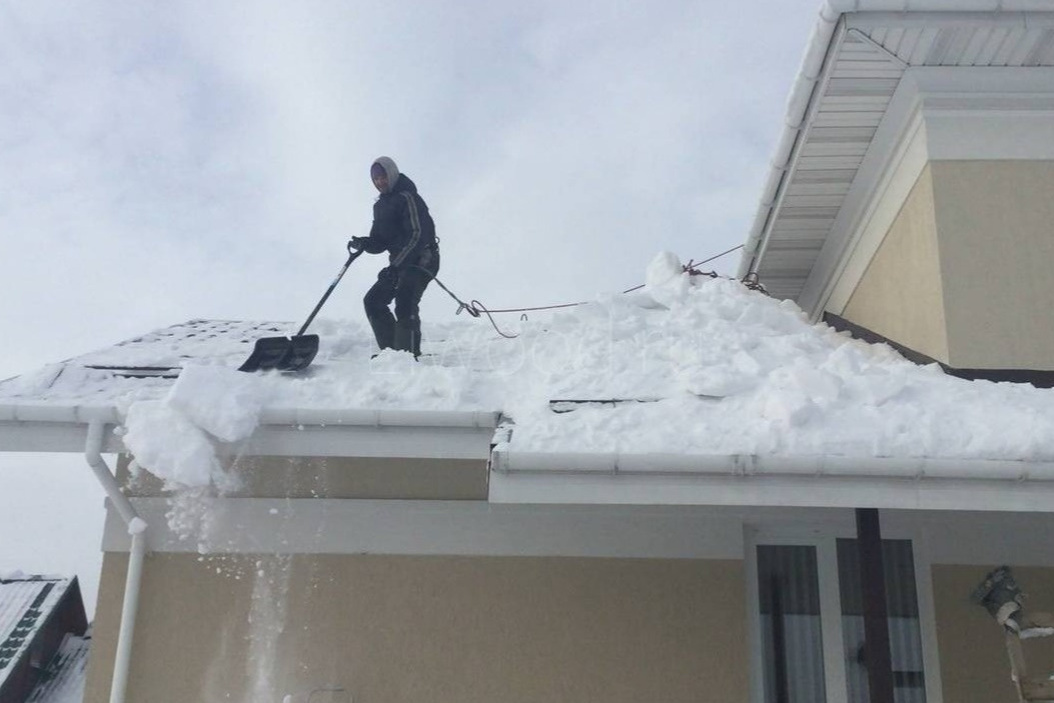 Очистка дома от снега. Уборка снега с крыши коттеджа. Очистка снега с крыши частного дома. Снег на крыше. Чистка крыш частного дома.