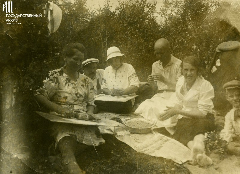 На архивном фото 1937 года запечатлен пикник с пельменями. У женщины слева в руках — скалка для раскатывания сочней, остальные лепят пельмени