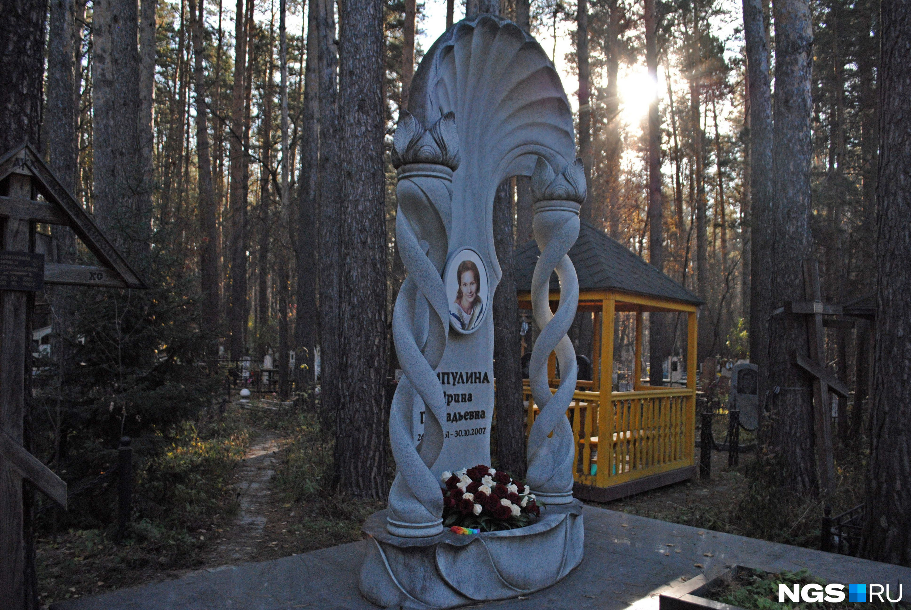 Как утверждает Лидия Королёва, белый камень, из которого сделан памятник предпринимательницы Ирины Шипулиной, быстро разрушается в условиях Сибири