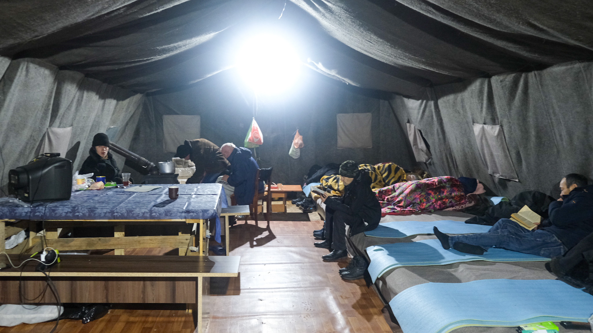 «Родных нет, жить негде»: репортаж из ночлежки в Уфе, где бездомным помогают не умереть от холода и голода