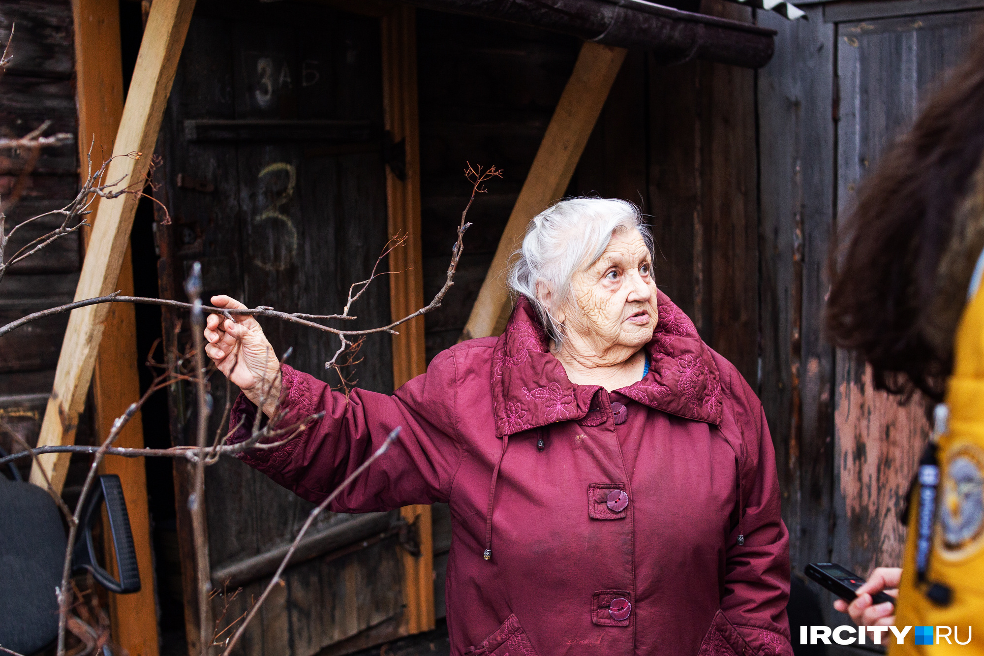 Тетя Эля рассказывает, как она посадила рябину и начала облагораживать грязный двор усадьбы. Постепенно подключились все соседи Тетя Эля рассказывает, как она посадила рябину и начала облагораживать грязный двор усадьбы. Постепенно подключились все соседи