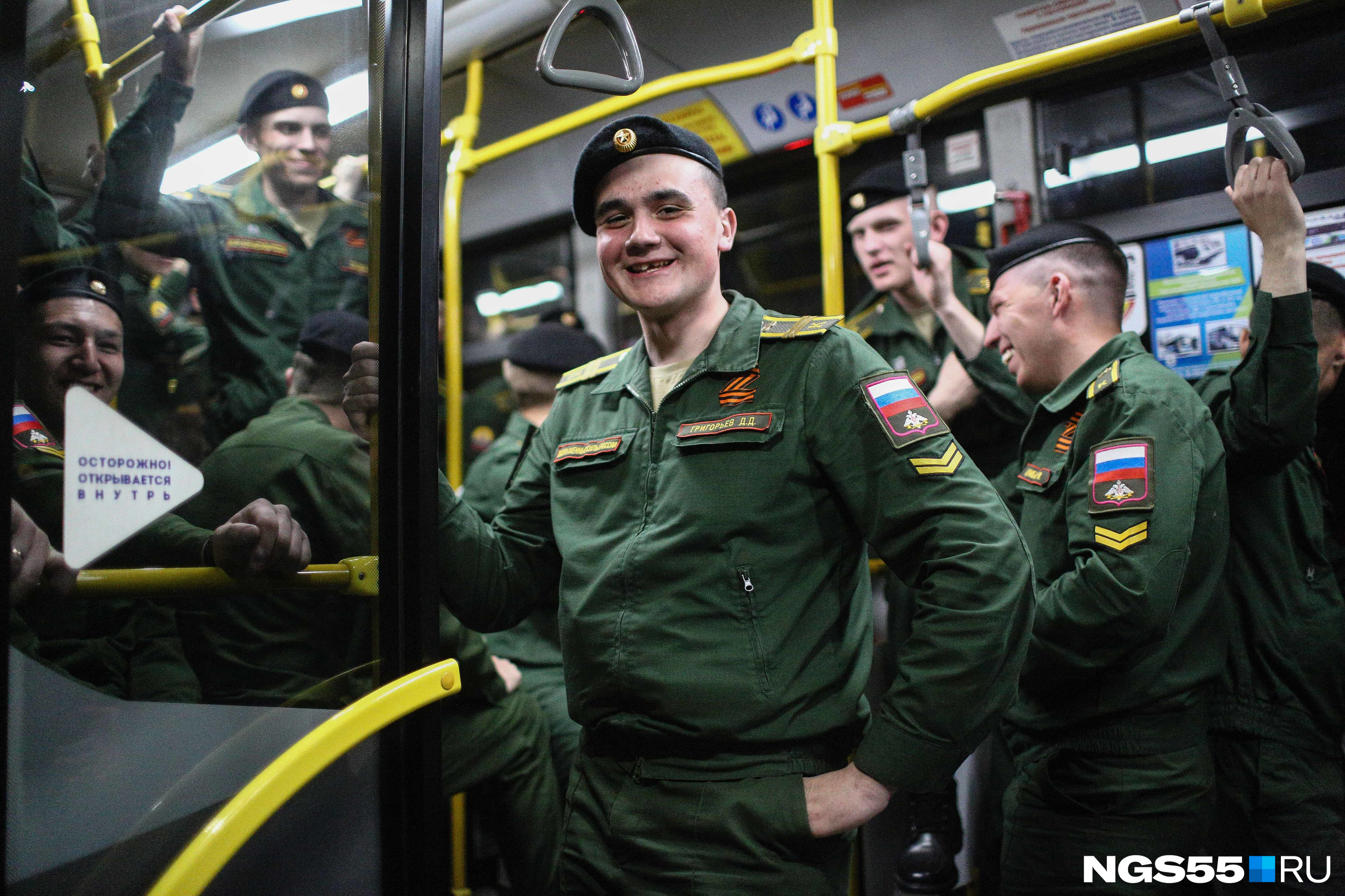 В автобусах, на которых развозили солдат и офицеров после репетиции, было шумно и весело