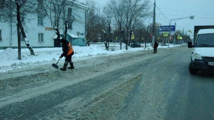В Челябинске из-за непогоды на дороги вывели более 200 снегоуборочных машин, а в аэропорту готовы увеличить штат сотрудников