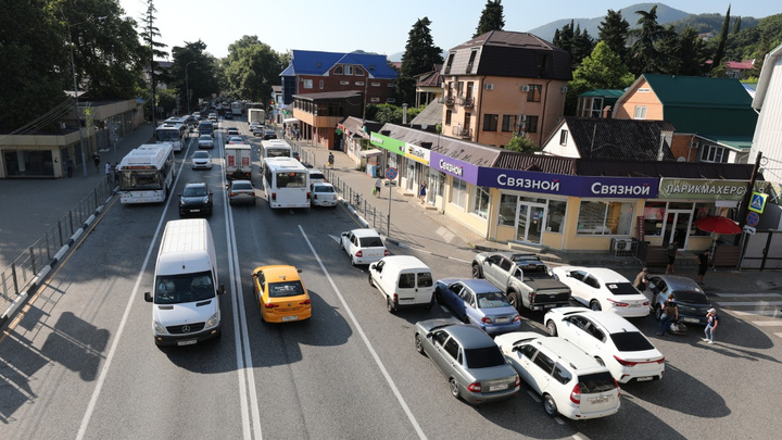 В Сочи на трассе в сторону Абхазии заметили большой поток машин