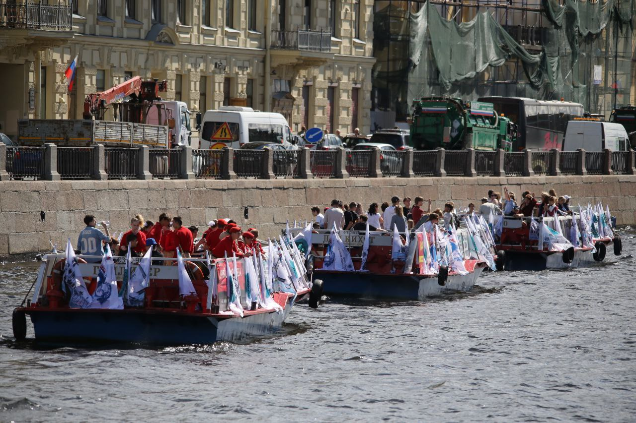 Туристы на канале в Питере