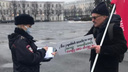 «Люди заболевают после прививок»: в Ярославле прошли акции против вакцинации и введения QR-кодов