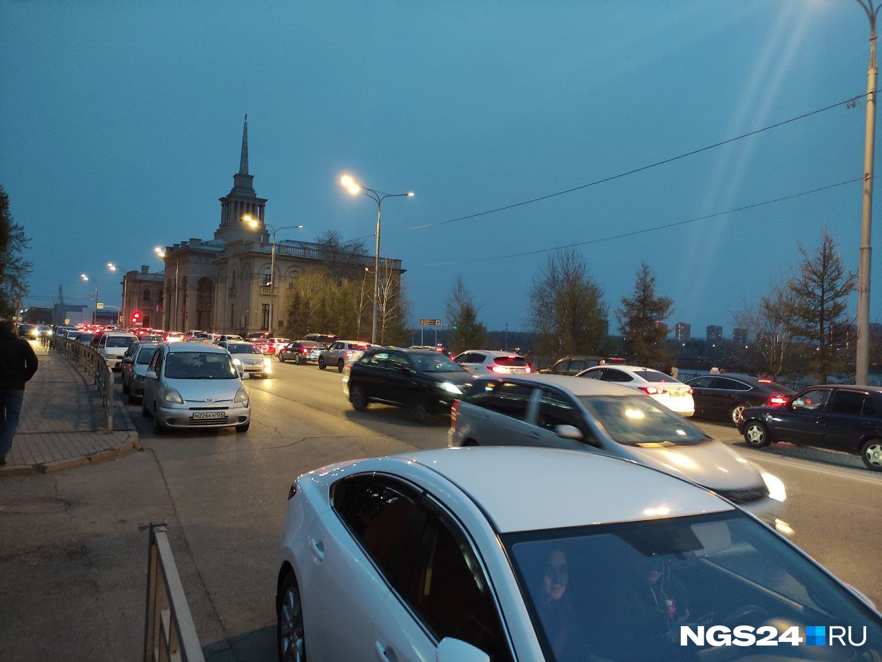 А это уже соседняя улица Дубровинского. Вечер перестает быть томным... собираются пробки. Не мудрено: через <nobr class="_">35 минут</nobr> намечается салют