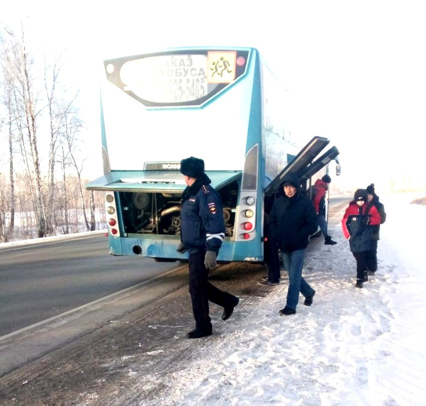Автобус с 19 детьми заглох от холода на новосибирской трассе — отогреть его на месте не удалось