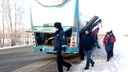 Автобус с 19 детьми заглох от холода на новосибирской трассе — отогреть его на месте не удалось