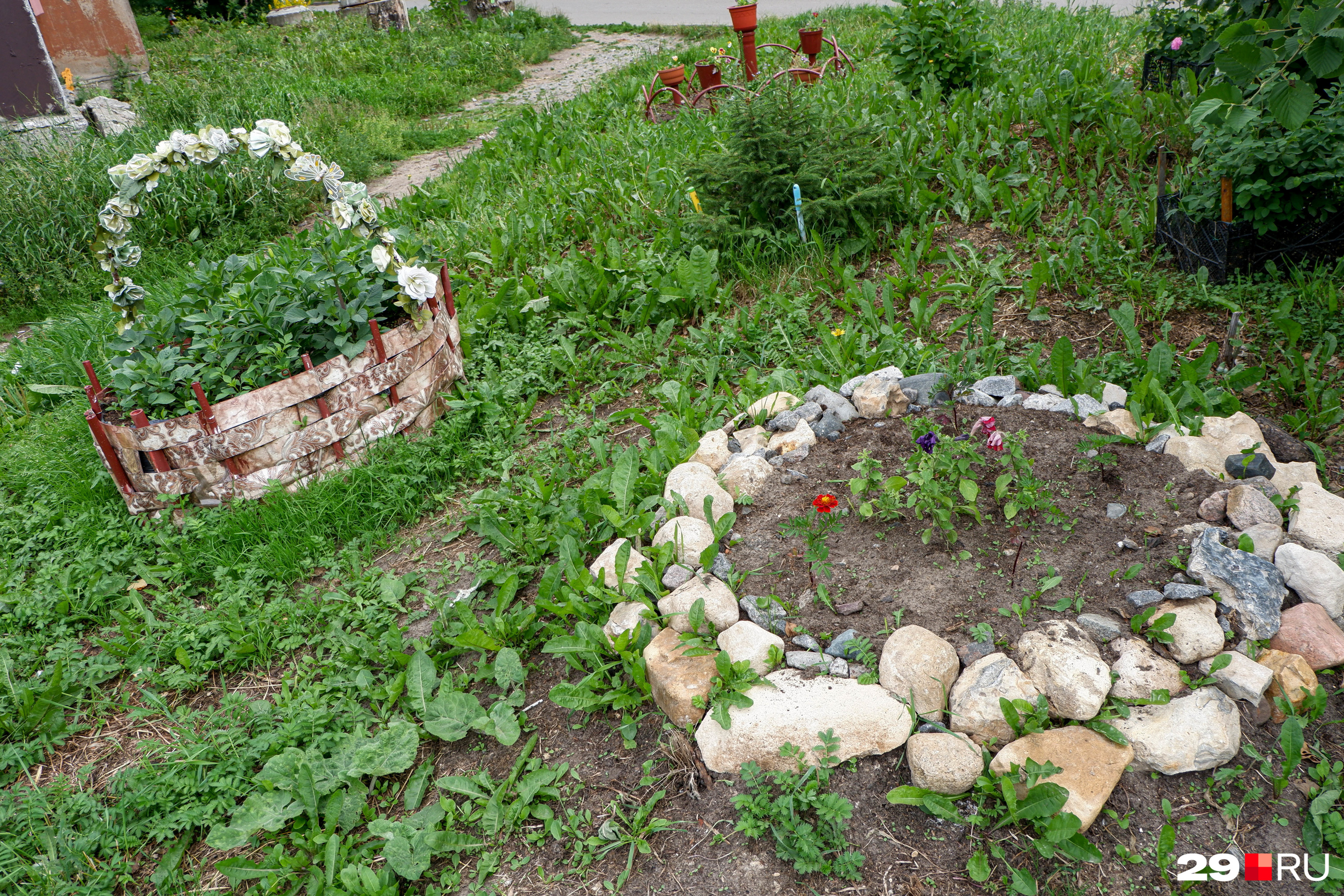 Как украсить участок возле дома своими руками — как оформить двор на даче - 12 июля - ру