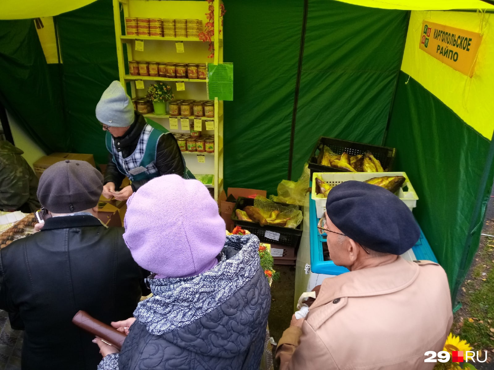 Продают рыбу — за ней и стоят Продают рыбу — за ней и стоят