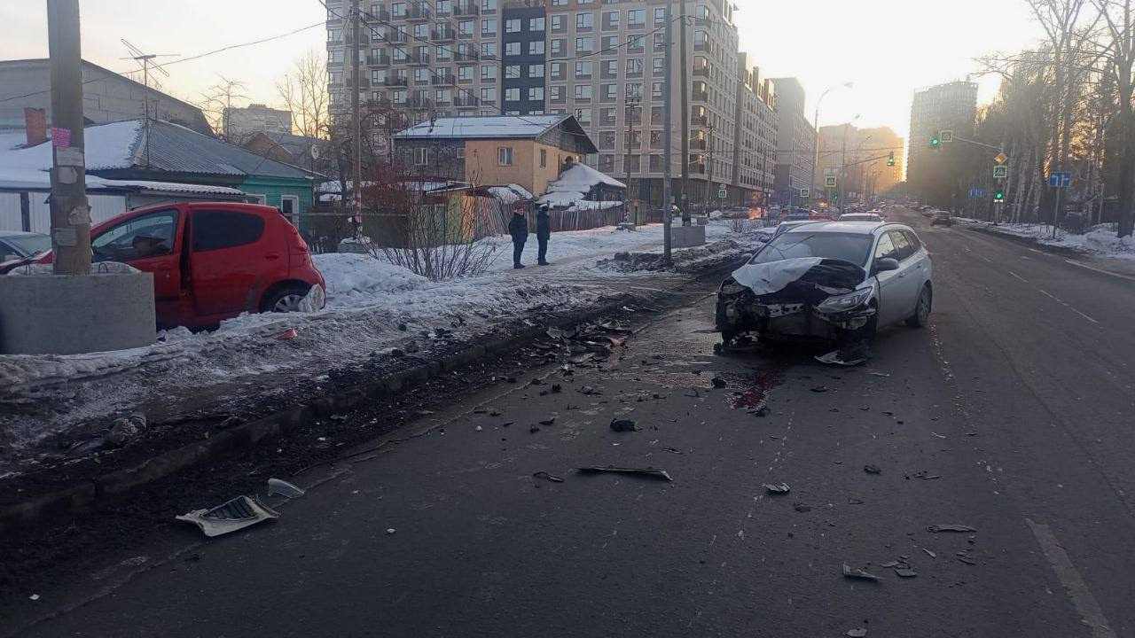 В Екатеринбурге Ford не уступил дорогу и протаранил Peugeot. Пострадала женщина-водитель