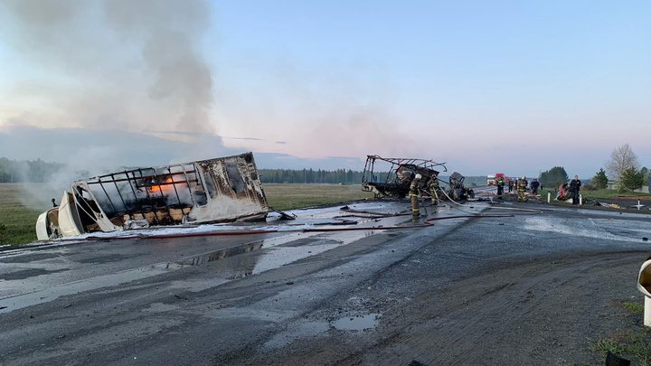 Стала известна причина жуткого ДТП на трассе Екатеринбург — Тюмень, где взорвались и сгорели грузовики
