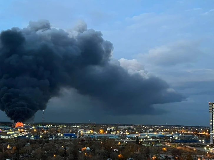 Напоминает извержение вулкана. В Екатеринбурге тушат крупный пожар на складе с пластиком
