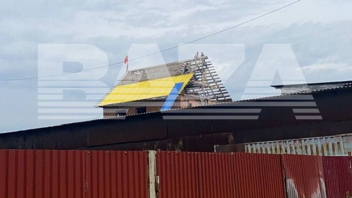 Рабочие разобрали желто-голубую крышу дома бывшего участкового в Балашихе