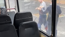 На челябинца, разбившего лобовое стекло троллейбуса, завели уголовное дело