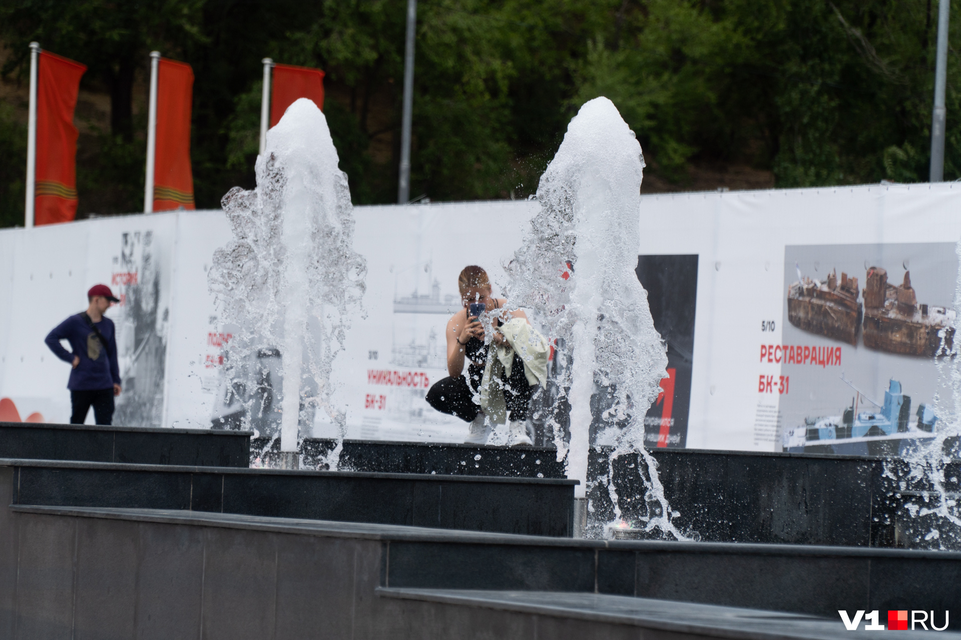 Волгоградцы признаются, что удивлены работающим фонтанам, и делают на память фото