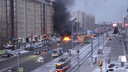«Дым видно по всему Ленинскому»: видео пожара на площади Маркса — сгорел автобус