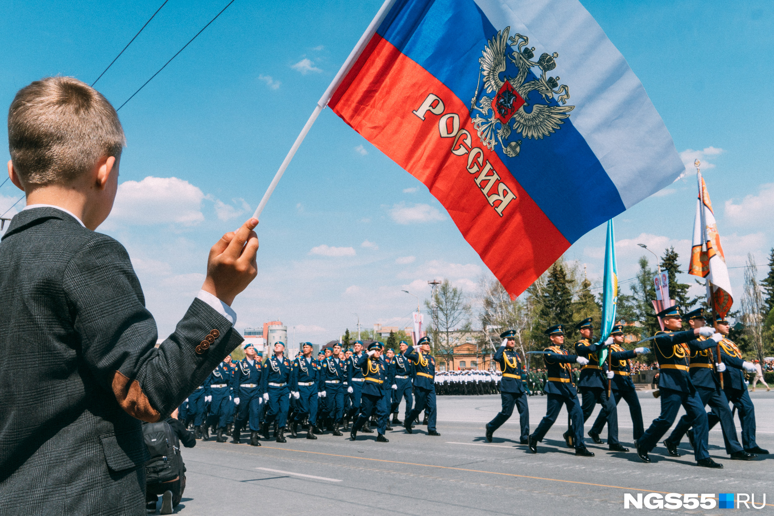Без триколора — никуда. Флаг России держали в руках даже дети