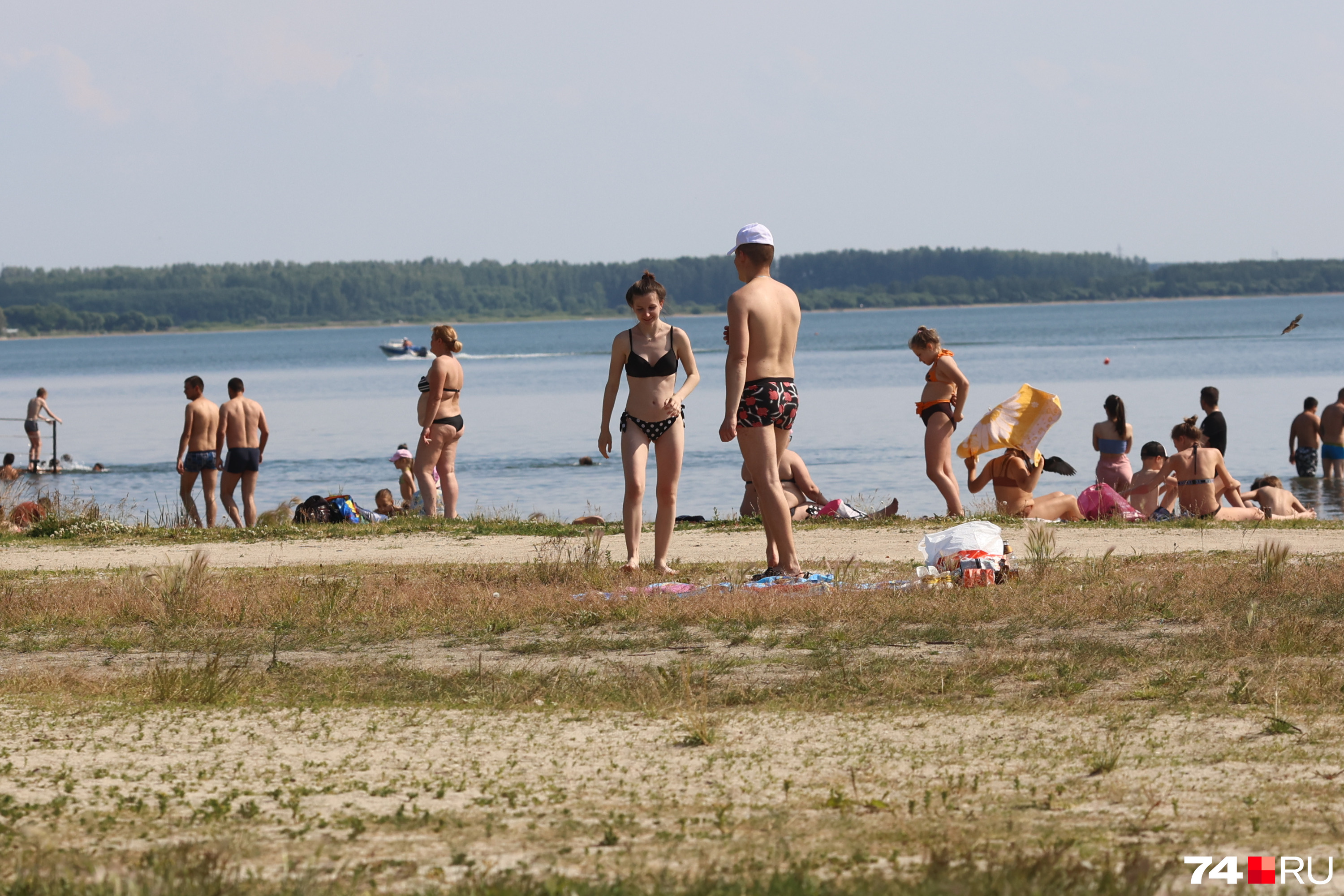 В жаркие дни на «путинском» пляже очень даже многолюдно