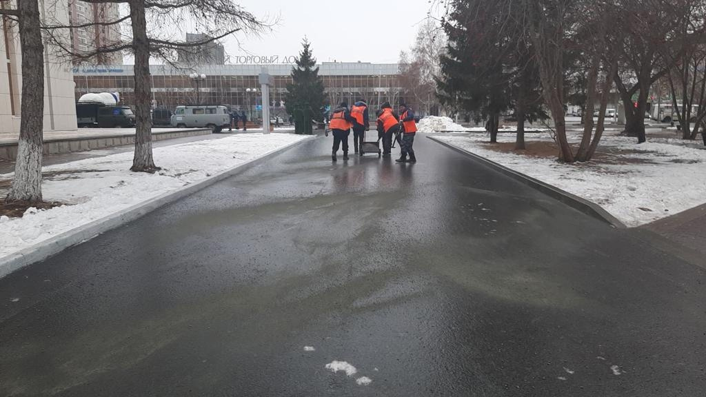 Зачем в гололедицу тротуары посыпают песком