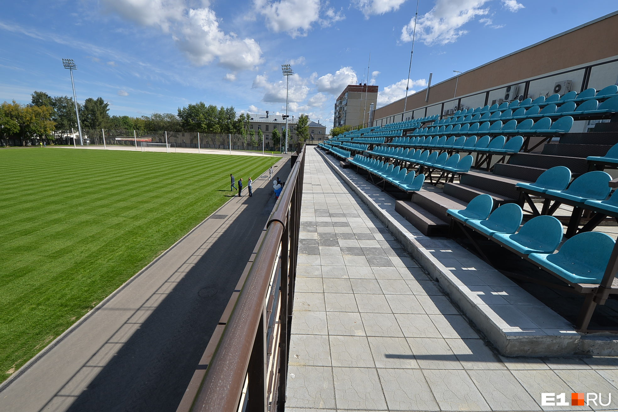 Это, например, поле спортивной школы при футбольном клубе «Урал» на Комвузовской