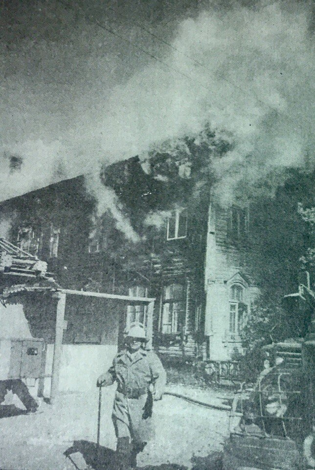 Такой кадр сделал фотокорреспондент «Тюменского курьера» 23 мая 1995 года. Больше 60 пожарных пытались спасти дом на Семакова, 2, использовали автоцистерны и даже пожарный катер
