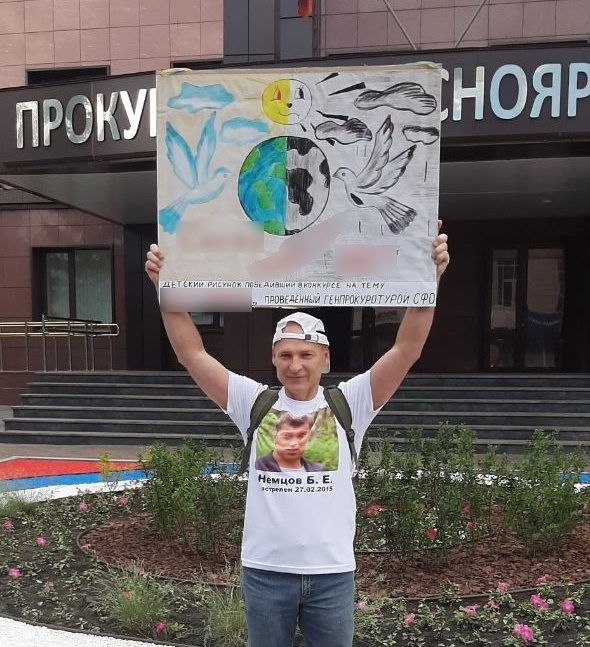 Александр Капустин возле краевой прокуратуры Александр Капустин возле краевой прокуратуры