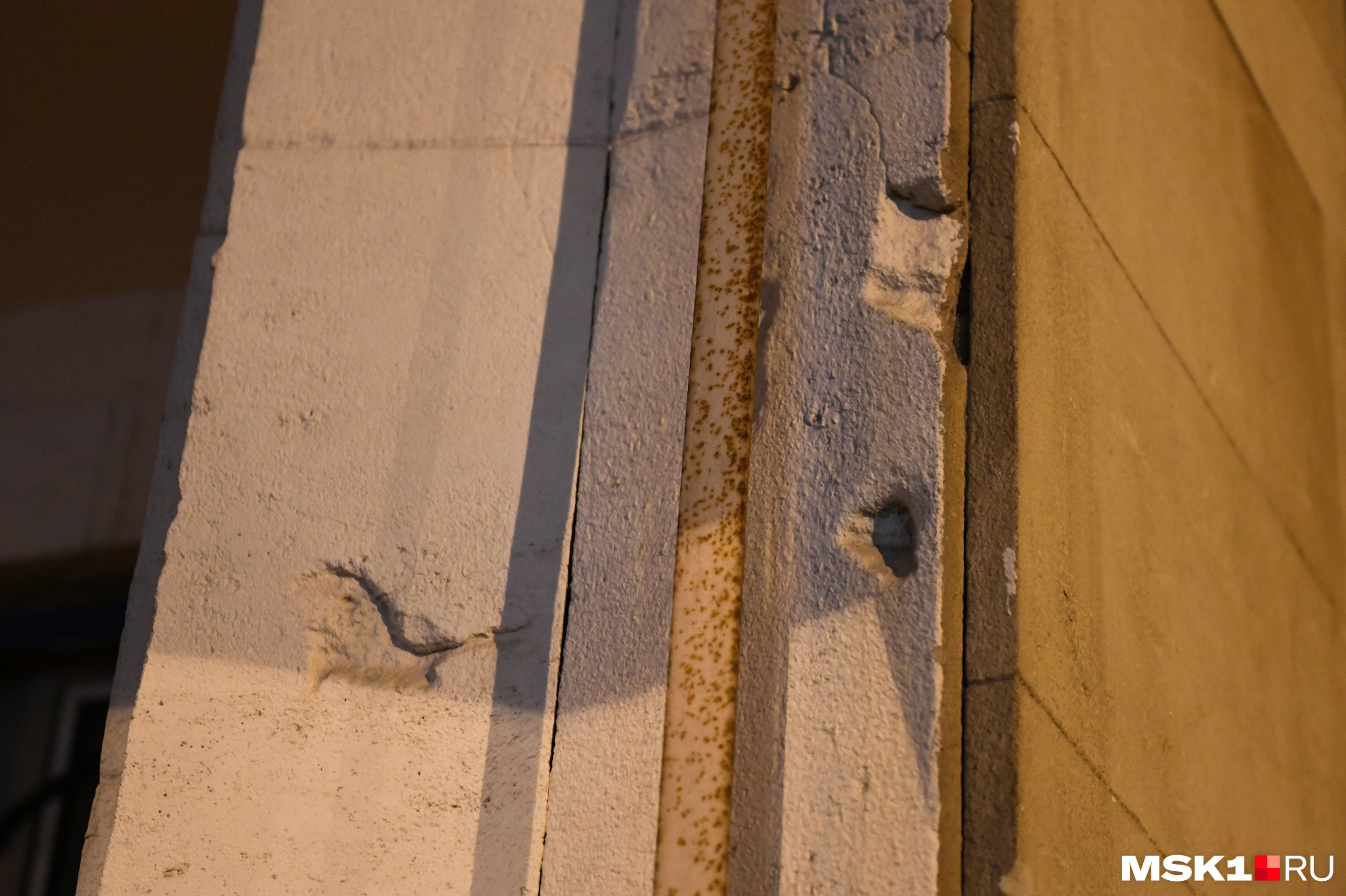 На здании до сих пор можно найти следы, похожие на отверстия от пуль