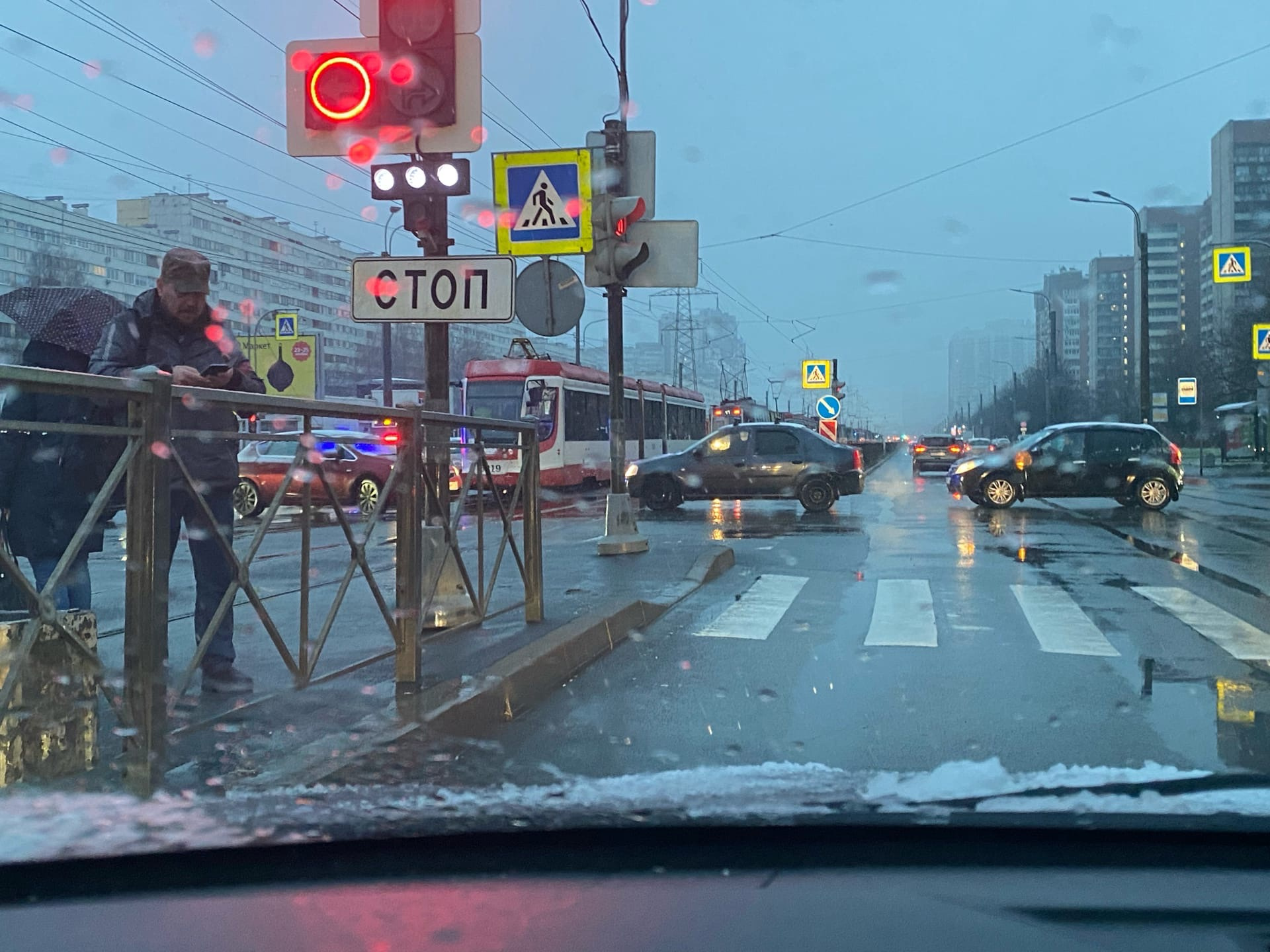 На летней резине врезался в столб». На Испытателей автомобилист уложил  дорожный знак на трамвай | 15.11.2022 | Санкт-Петербург - БезФормата