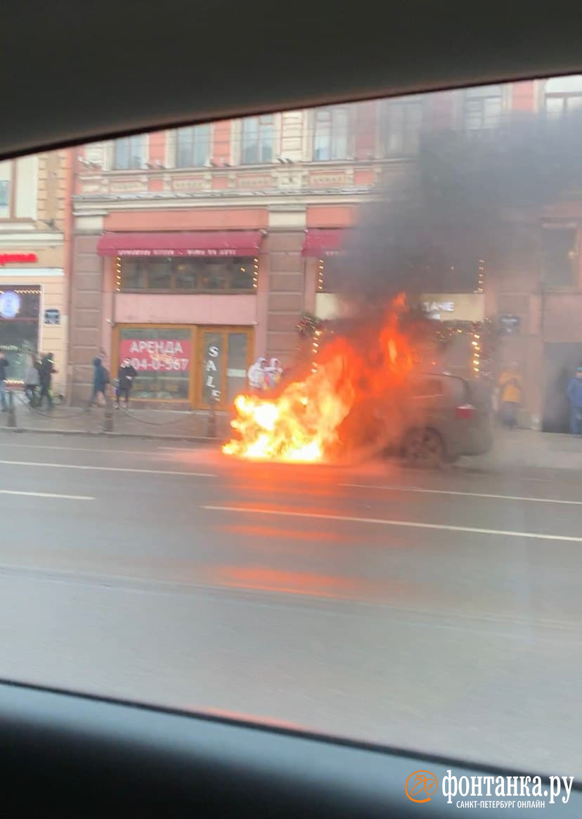 Автомобиль превратился в костер на Невском проспекте. Другой на Обуховской задымил парковку «Ленты»