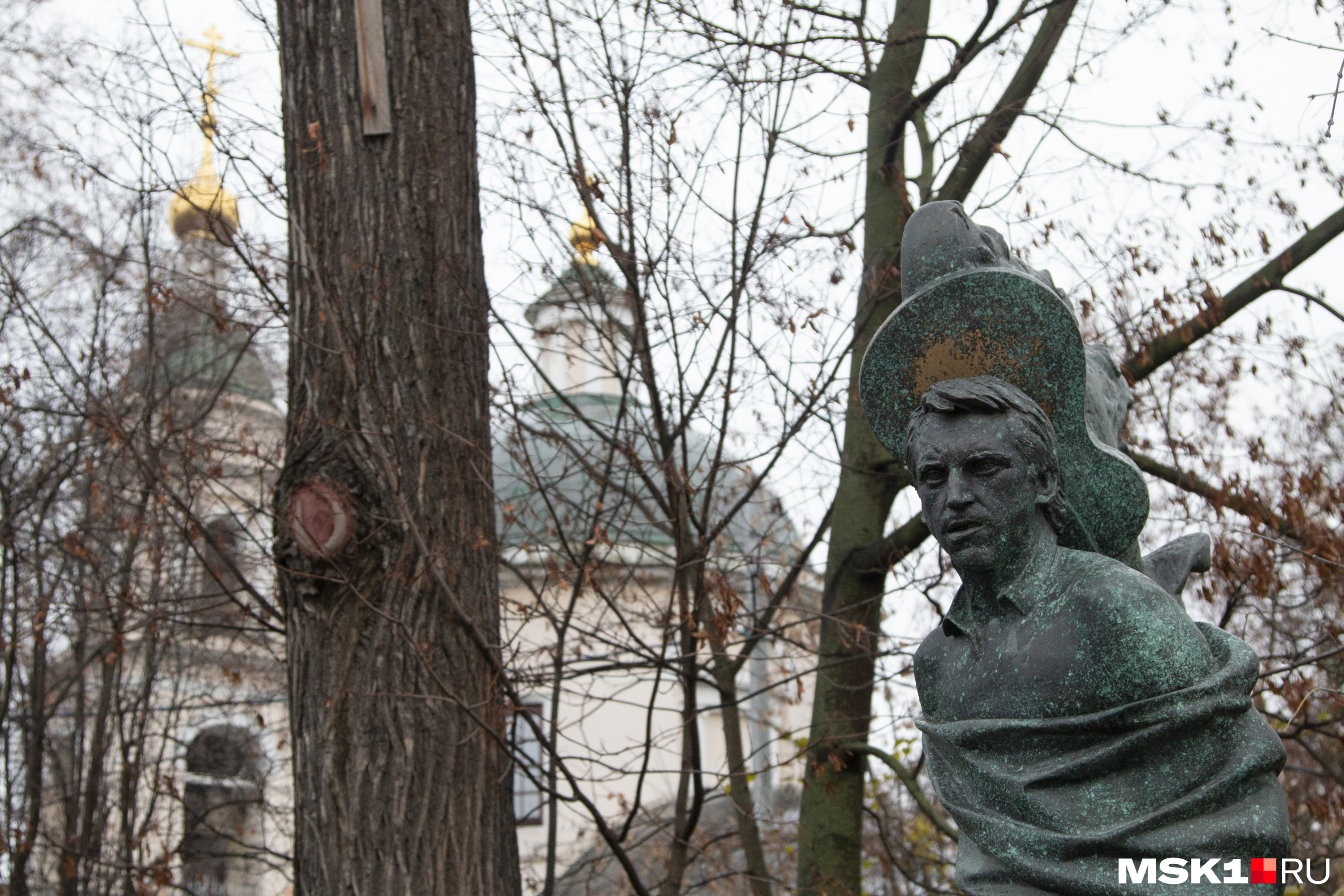 Владимир Высокий умер в 1980 году, монумент возник в 1985-м