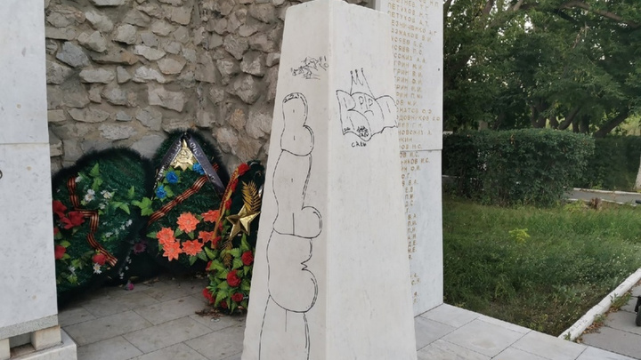 Полиция нашла вандалов, разрисовавших военный мемориал под Челябинском. Это пятиклассники