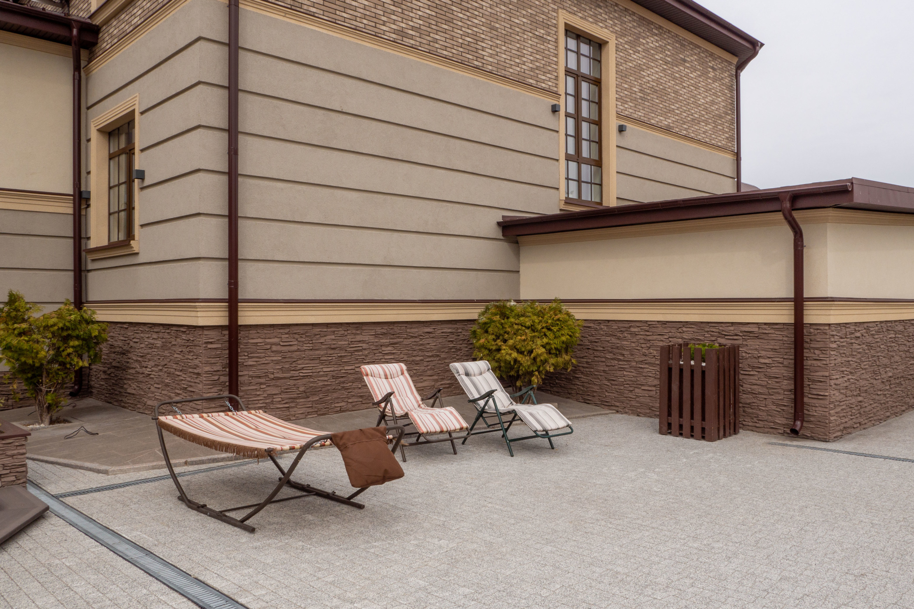 Тротуарная плитка во дворе частного дома – фото и основные преимущества