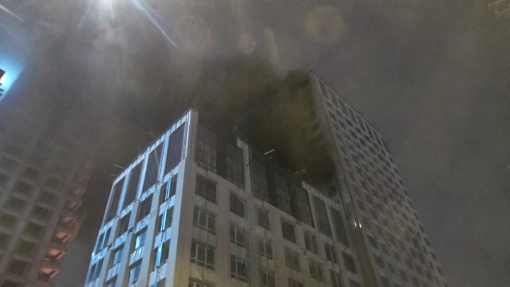 В центре Екатеринбурга горел недостроенный клубный дом