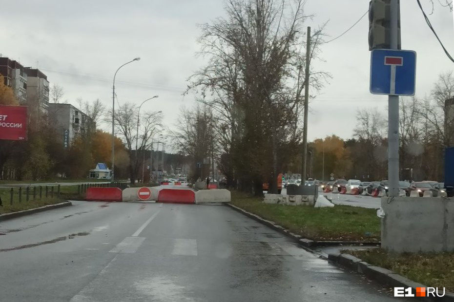Бесконечные пробки: дорожники перерыли дублер ключевой улицы из Академического