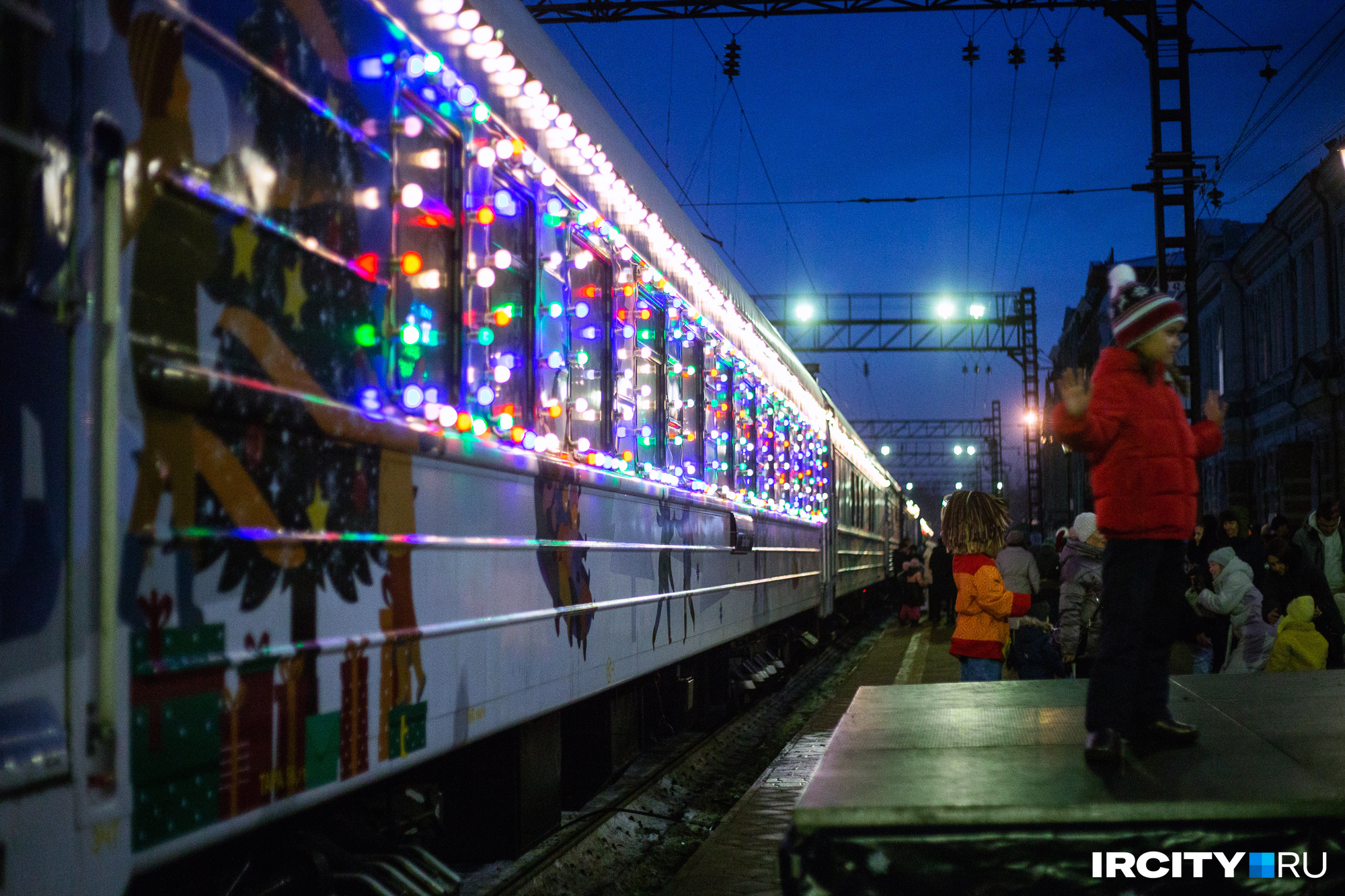 Вечерняя иллюминация новогоднего поезда