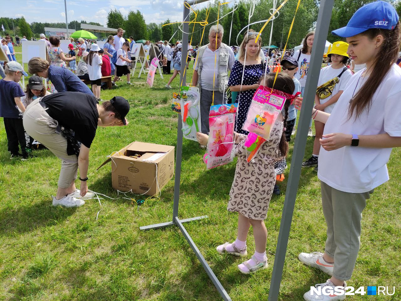 Для детей организовали конкурсы на сноровку Для детей организовали конкурсы на сноровку