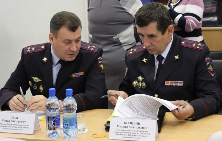 Михаил Поливин (на фото — справа), который вместе с Андреем Москвитиным обвиняется в коррупции, в Забайкалье был заместителем Романа Деева Михаил Поливин (на фото — справа), который вместе с Андреем Москвитиным обвиняется в коррупции, в Забайкалье был заместителем Романа Деева