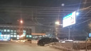 Водитель BMW X6 не справился с управлением и повис над подземным переходом в Новосибирске